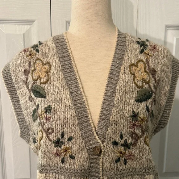 Vintage Margules embroidered sweater vest from the 1980s or 1990s Sz M - Picture 3 of 8